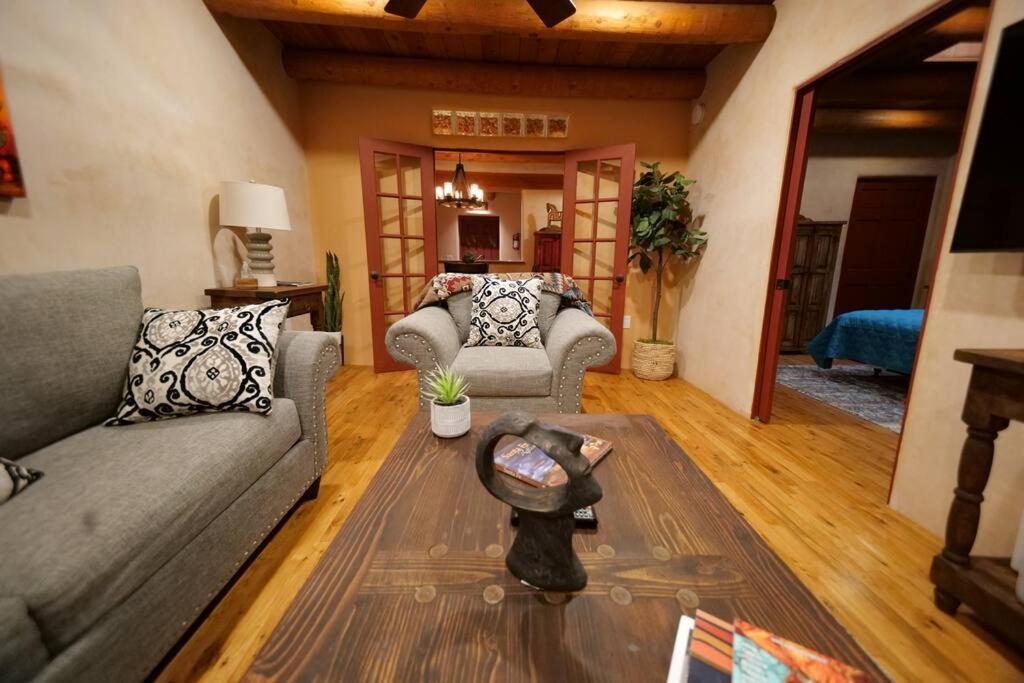Santa Fe Oasis: Cozy Retreat with Hot Tub Near Town Square Apartment Exterior photo