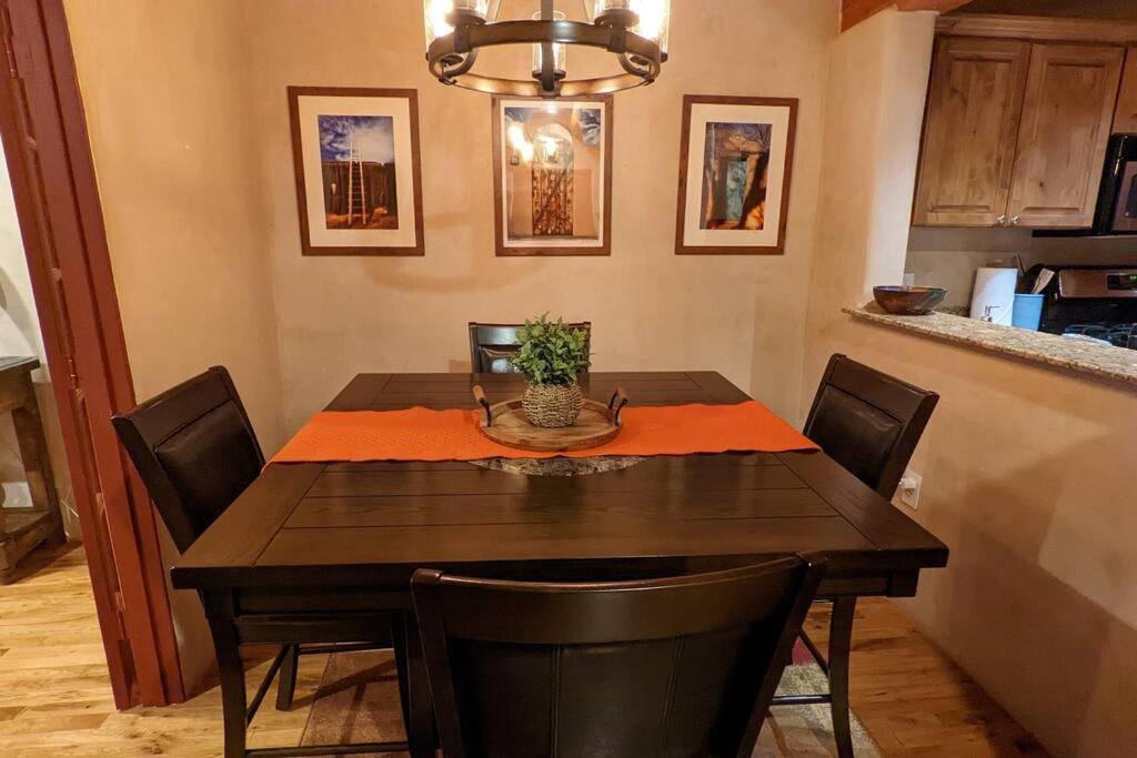 Santa Fe Oasis: Cozy Retreat with Hot Tub Near Town Square Apartment Exterior photo