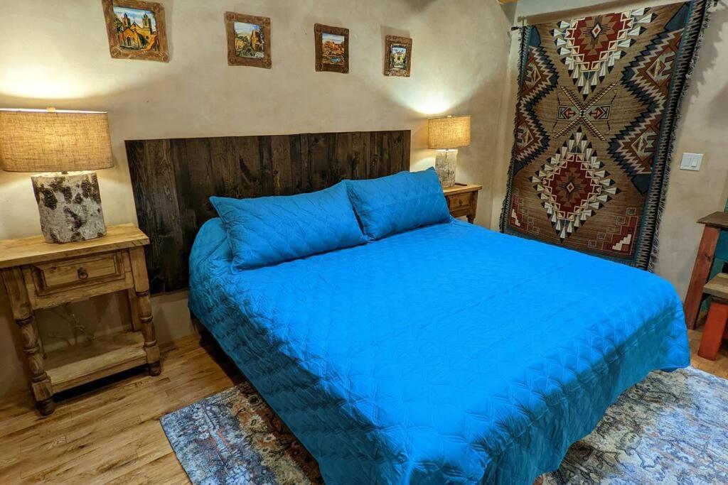 Santa Fe Oasis: Cozy Retreat with Hot Tub Near Town Square Apartment Exterior photo