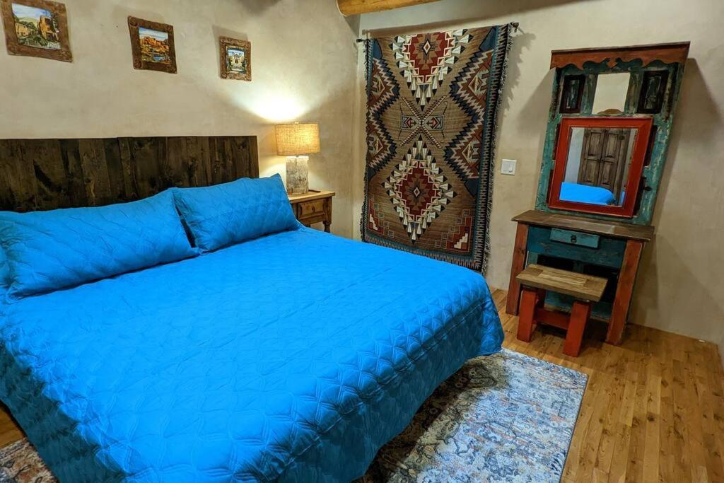 Santa Fe Oasis: Cozy Retreat with Hot Tub Near Town Square Apartment Exterior photo