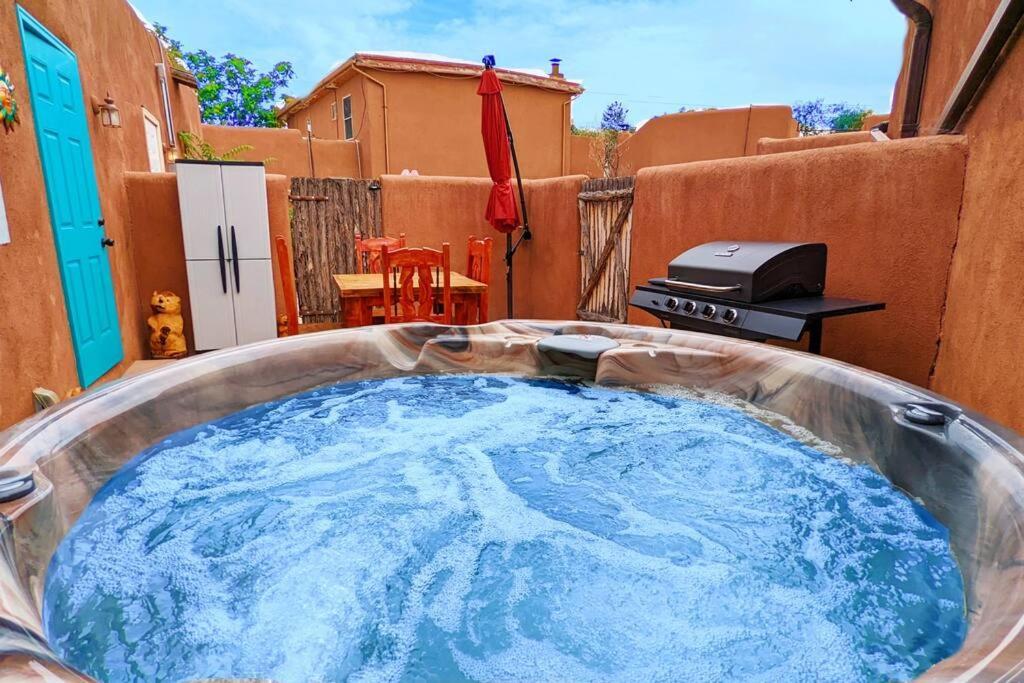 Santa Fe Oasis: Cozy Retreat with Hot Tub Near Town Square Apartment Exterior photo