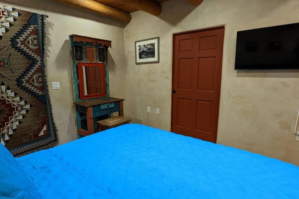 Santa Fe Oasis: Cozy Retreat with Hot Tub Near Town Square Apartment Exterior photo