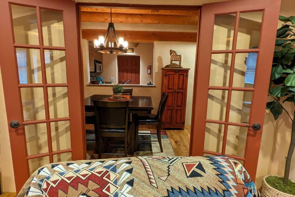 Santa Fe Oasis: Cozy Retreat with Hot Tub Near Town Square Apartment Exterior photo