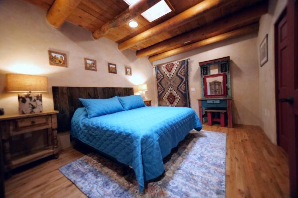 Santa Fe Oasis: Cozy Retreat with Hot Tub Near Town Square Apartment Exterior photo
