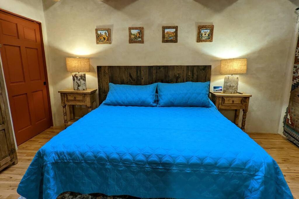 Santa Fe Oasis: Cozy Retreat with Hot Tub Near Town Square Apartment Exterior photo