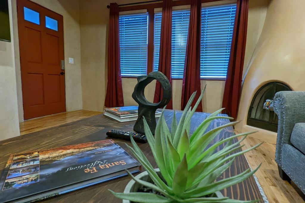 Santa Fe Oasis: Cozy Retreat with Hot Tub Near Town Square Apartment Exterior photo