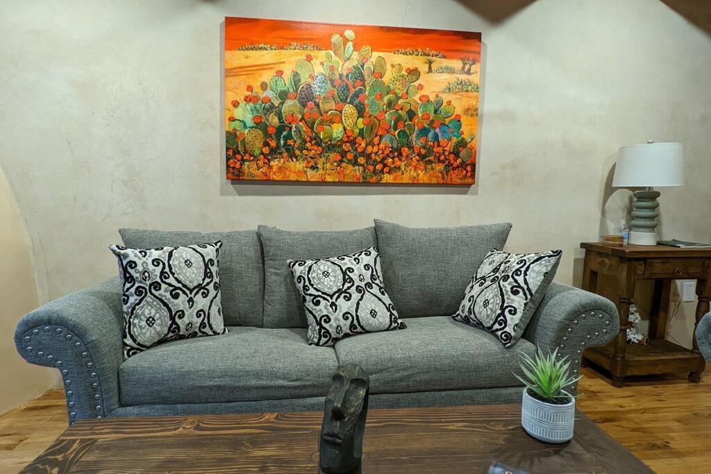 Santa Fe Oasis: Cozy Retreat with Hot Tub Near Town Square Apartment Exterior photo