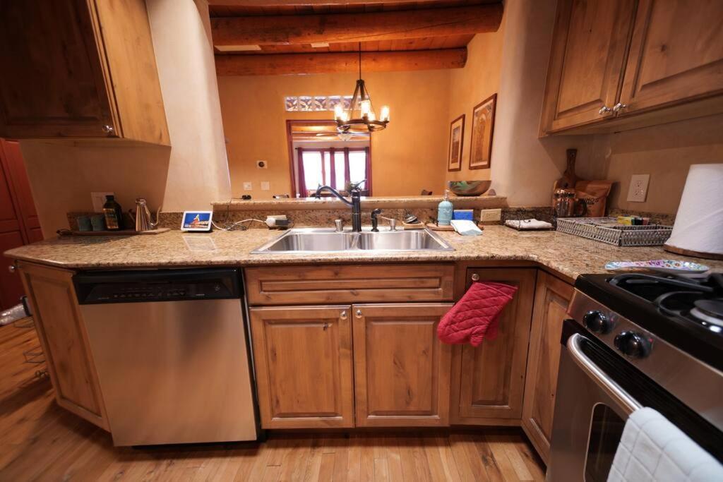 Santa Fe Oasis: Cozy Retreat with Hot Tub Near Town Square Apartment Exterior photo