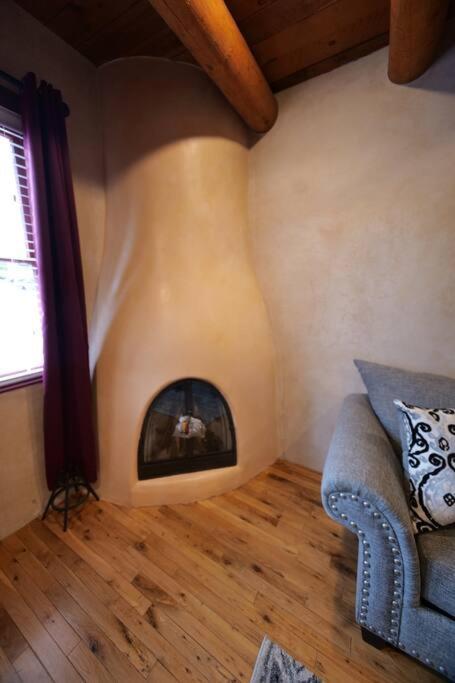 Santa Fe Oasis: Cozy Retreat with Hot Tub Near Town Square Apartment Exterior photo