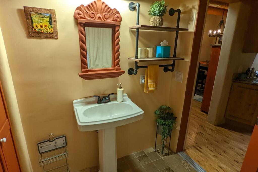 Santa Fe Oasis: Cozy Retreat with Hot Tub Near Town Square Apartment Exterior photo