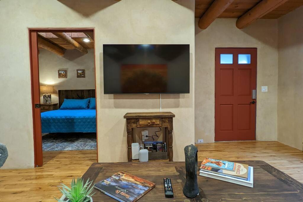Santa Fe Oasis: Cozy Retreat with Hot Tub Near Town Square Apartment Exterior photo