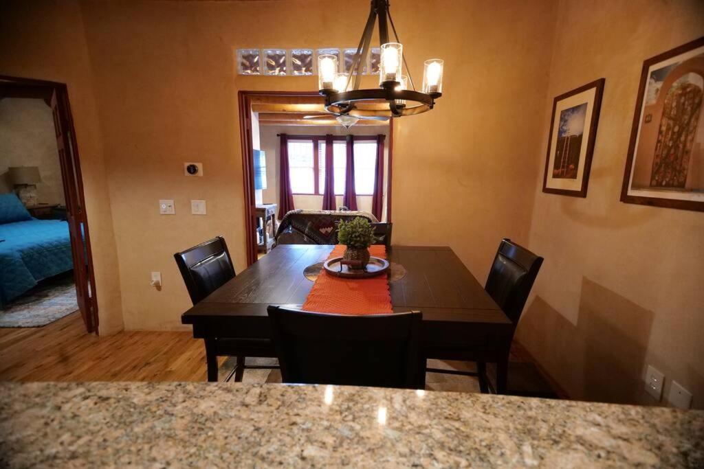 Santa Fe Oasis: Cozy Retreat with Hot Tub Near Town Square Apartment Exterior photo