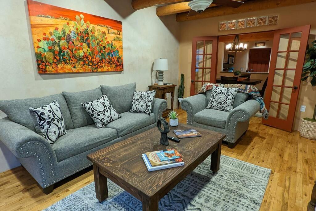 Santa Fe Oasis: Cozy Retreat with Hot Tub Near Town Square Apartment Exterior photo
