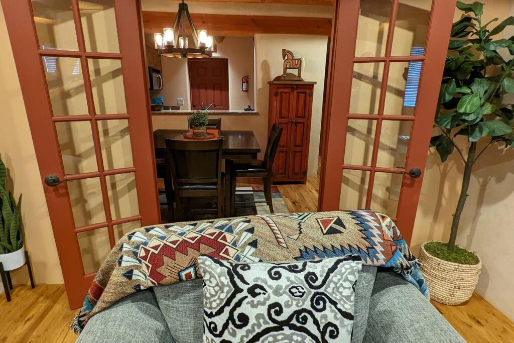 Santa Fe Oasis: Cozy Retreat with Hot Tub Near Town Square Apartment Exterior photo
