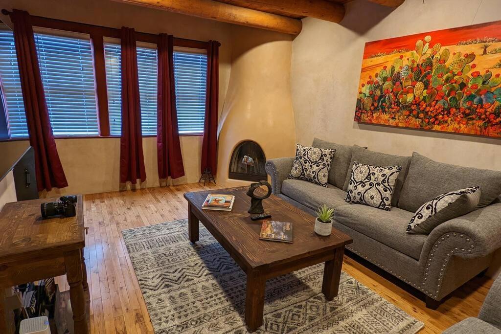 Santa Fe Oasis: Cozy Retreat with Hot Tub Near Town Square Apartment Exterior photo