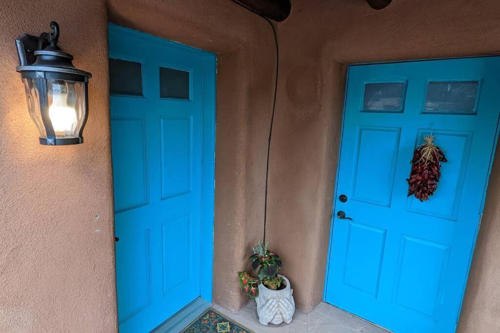 Santa Fe Oasis: Cozy Retreat with Hot Tub Near Town Square Apartment Exterior photo