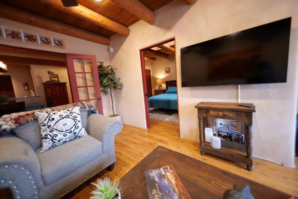 Santa Fe Oasis: Cozy Retreat with Hot Tub Near Town Square Apartment Exterior photo