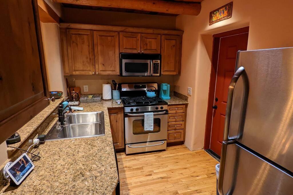 Santa Fe Oasis: Cozy Retreat with Hot Tub Near Town Square Apartment Exterior photo