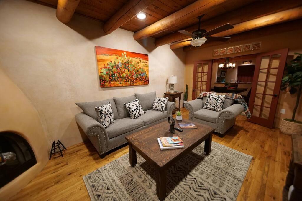Santa Fe Oasis: Cozy Retreat with Hot Tub Near Town Square Apartment Exterior photo
