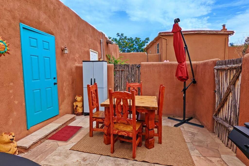 Santa Fe Oasis: Cozy Retreat with Hot Tub Near Town Square Apartment Exterior photo